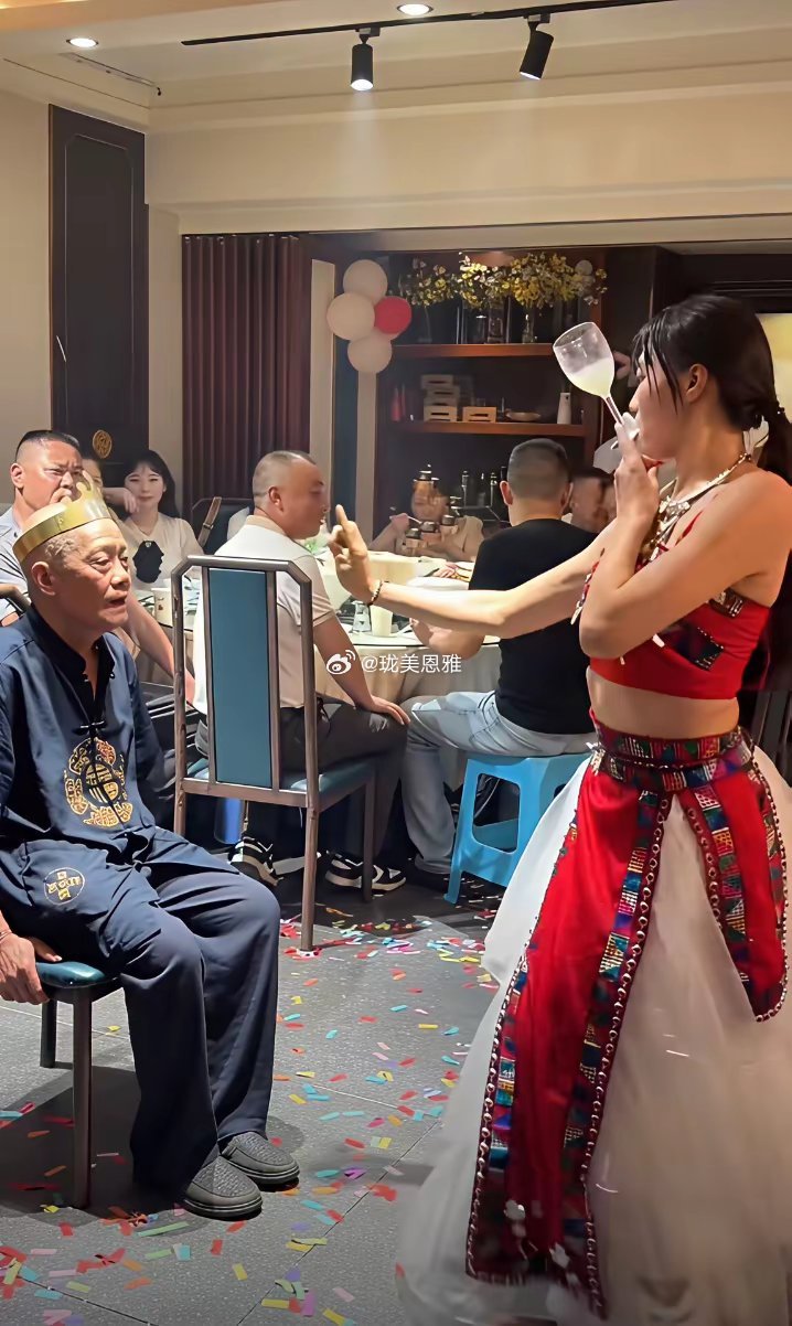 老人家过寿，孩子给安排了舞蹈节目