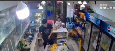 必须严惩！6月1日，重庆，一男子跑到水果店里，对妻子一番拳打脚踢实施家暴，7岁的