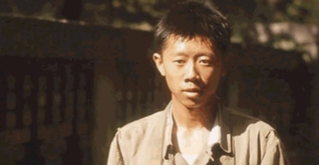1993年，《阳光灿烂的日子》片场，导演姜文在跟演员讲述一场抽烟的戏，在场的有当