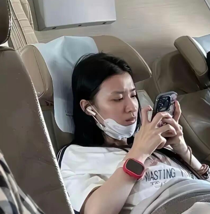 仔细看一看，这一位在专心玩手机的大明星是谁呢？她脸上的皮肤状态很一般，在没有滤镜