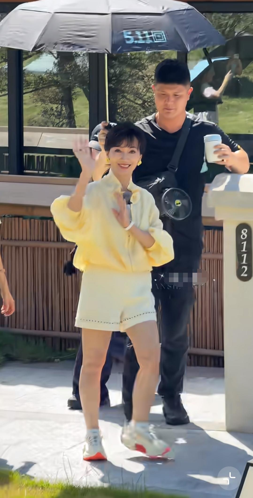 第一次感觉白娘子这么的娇小，以前总以为170的大个。