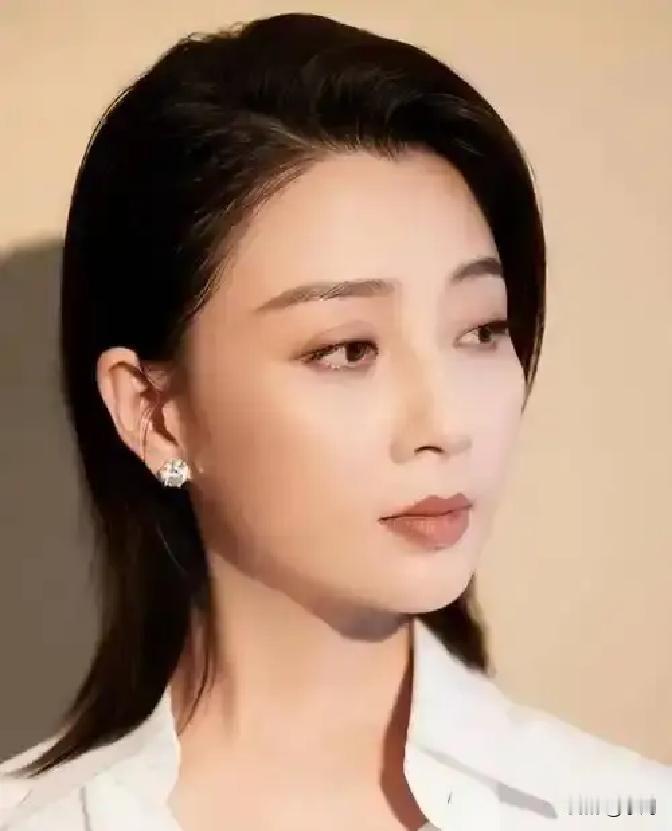 殷桃刚拿下白玉兰，飞天金鹰也早揣兜里，三料视后凑齐。消息一出，热搜直接爆了，