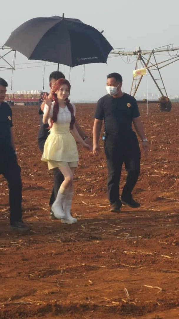 谁不想和宋雨琦一起挖一顿土豆！宋雨琦黄白色裙裤造型宋雨琦挖土豆