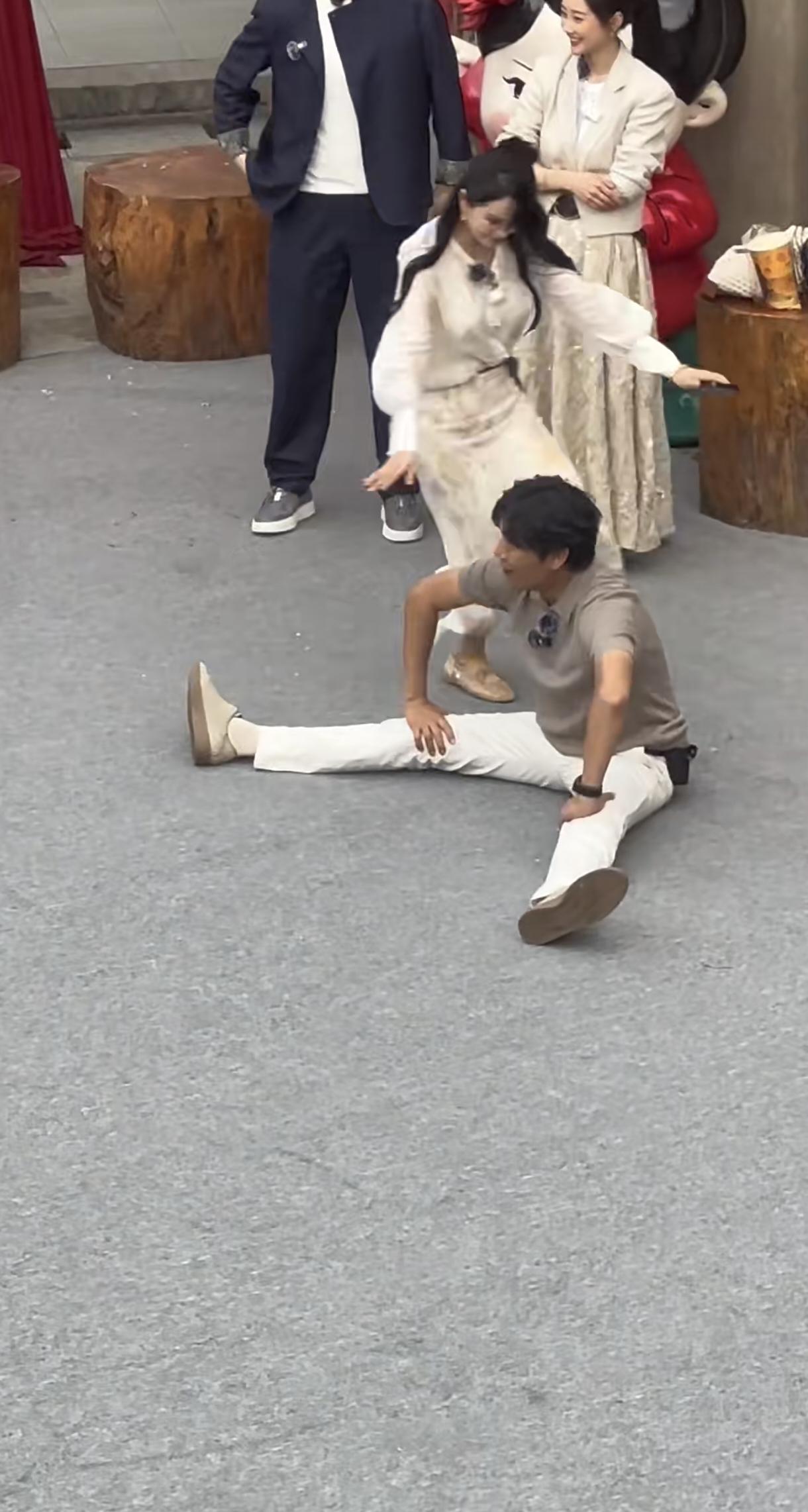 伊能静这跑起来还挺轻盈的，很有女人味。他俩现在看起来像同龄人，甚至有时候秦昊看起