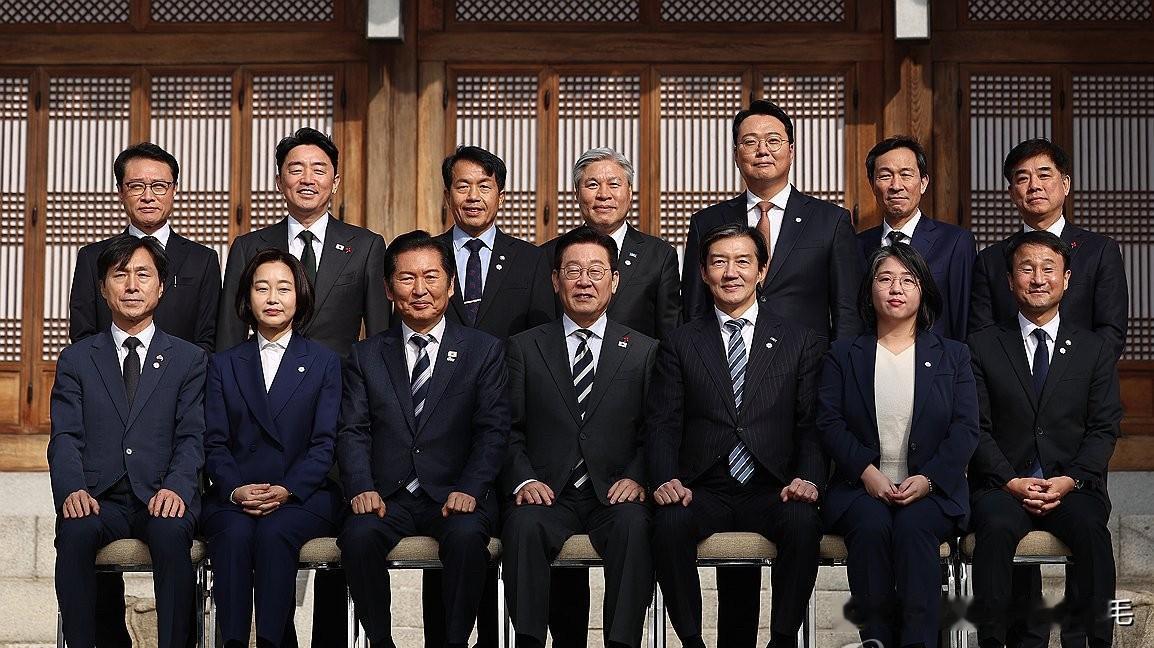 1月16日，韩国总统李在明在青瓦台尚春斋举行朝野政党领导层邀请午餐会，时长约90