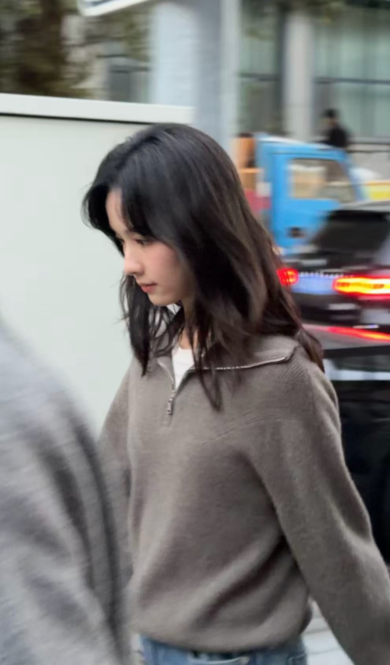 路人迎面撞上陈都灵，忍不住感叹太漂亮了…连忙拿手机拍了好几张…​​​