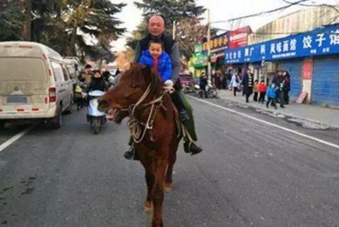 为孩子也是拼了! 别的家长开车接孩子, 这位老爸骑“宝马”接儿子放学