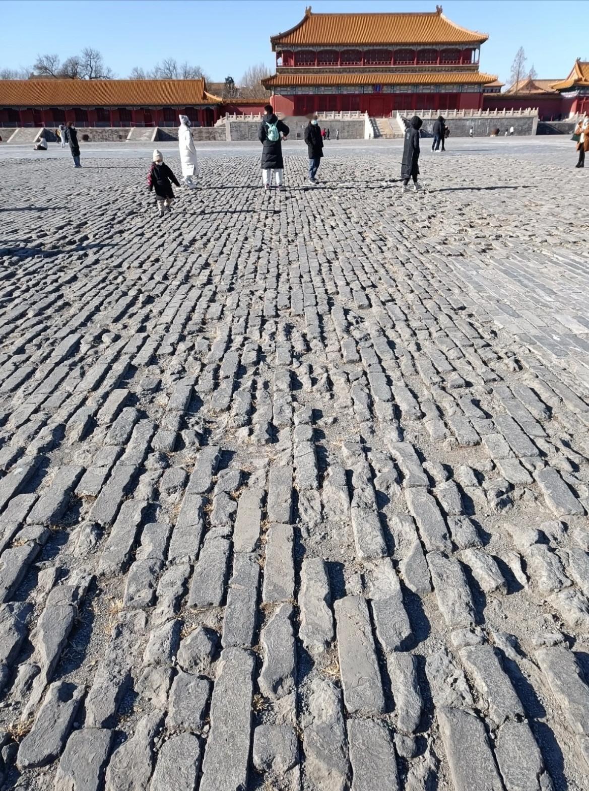 去故宫游玩发现里头的地面砖已经凹凸不平,为什么不修一修?不是故宫“懒得修”,而