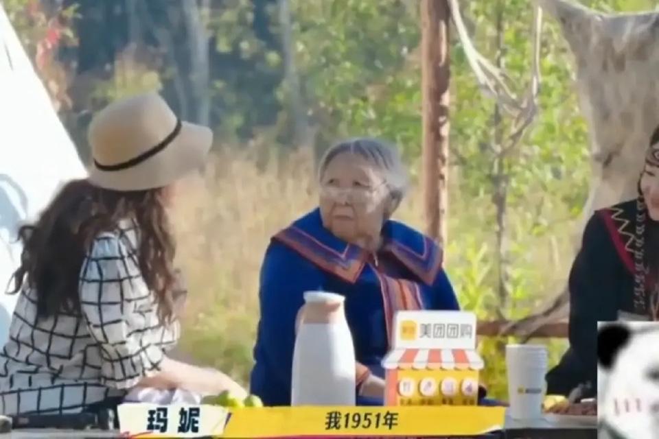 两个同龄人的碰撞。刘晓庆和一个老太太的相遇，戏剧性的画面：明明是同龄人，却仿佛