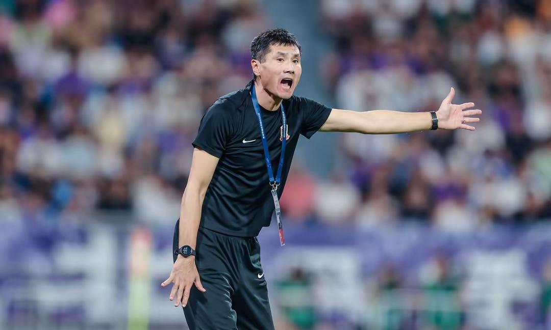 邵佳一救完青岛西海岸的火又跑到国足救火去了，上个赛季帮着青岛西海岸保级成功，本