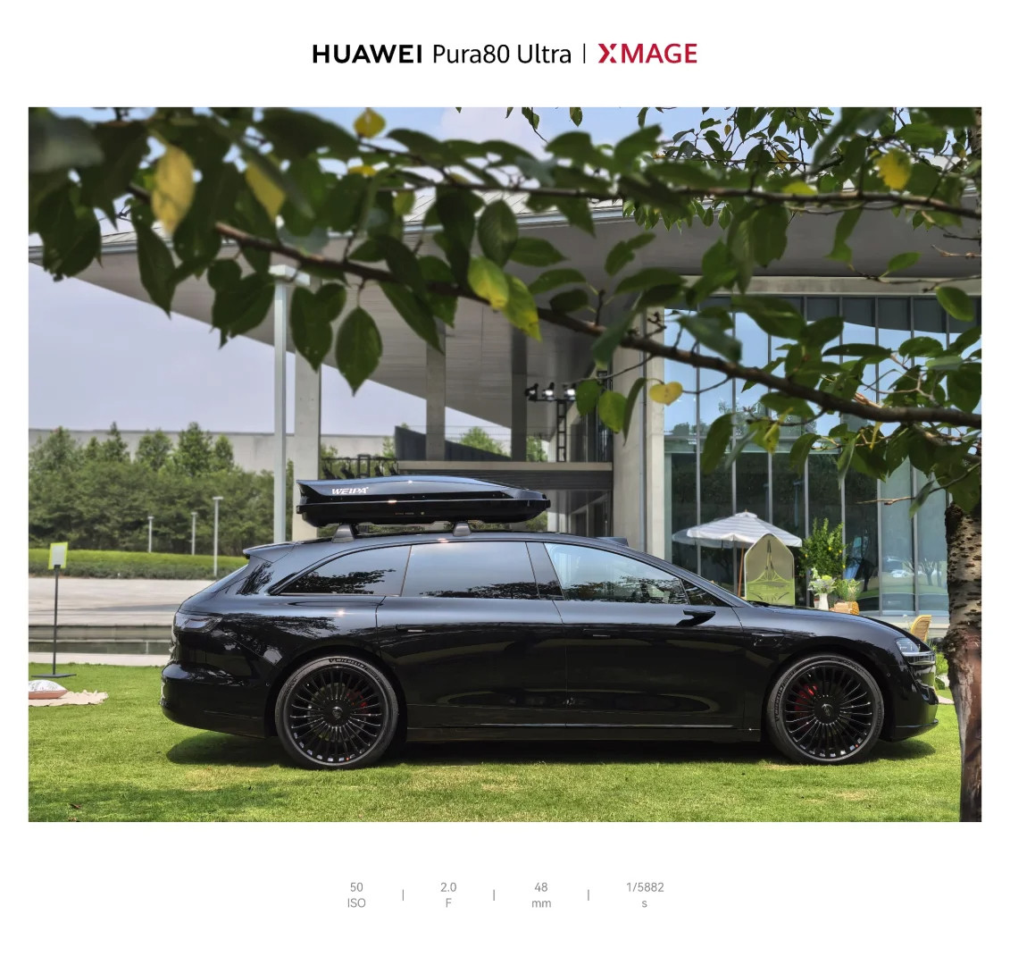 鸿蒙智行旅行车享界S9T的实拍旅行车的造型本身就有种优雅的松弛感，不同颜色给了