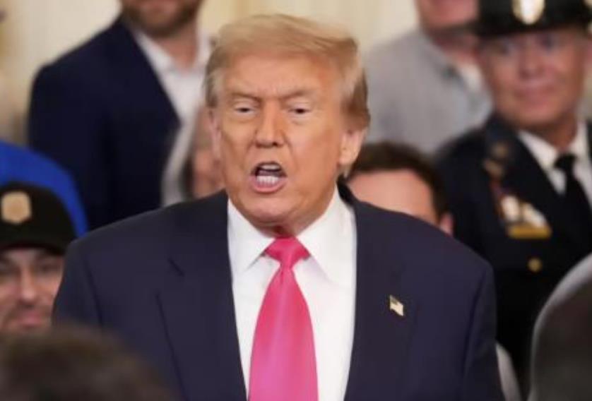 就在刚刚，特朗普威胁取消访华，对中国提出荒唐要求。美国正越来越深陷由自己