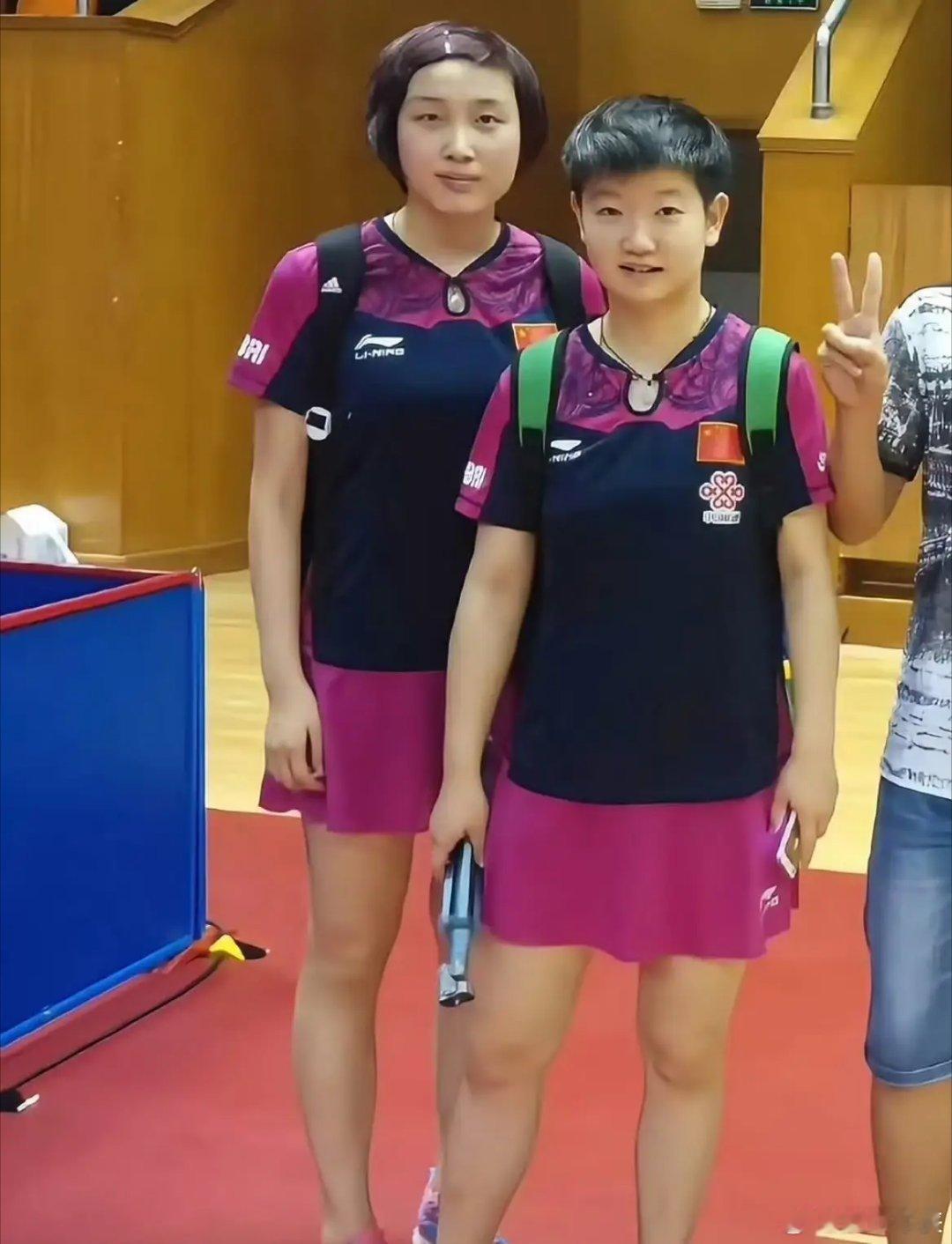 天呐，我居然挖到了莎莎早年~穿粉紫运动小裙裙的旧照，这也太萌了吧！粉粉的裙装衬得