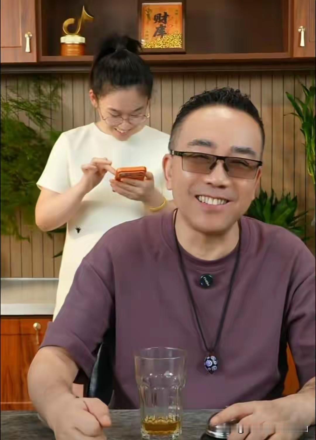 直播间粉丝脑洞大开，给杨议提了一个非常有意思的建议：你干脆把曹云金收为徒弟。没