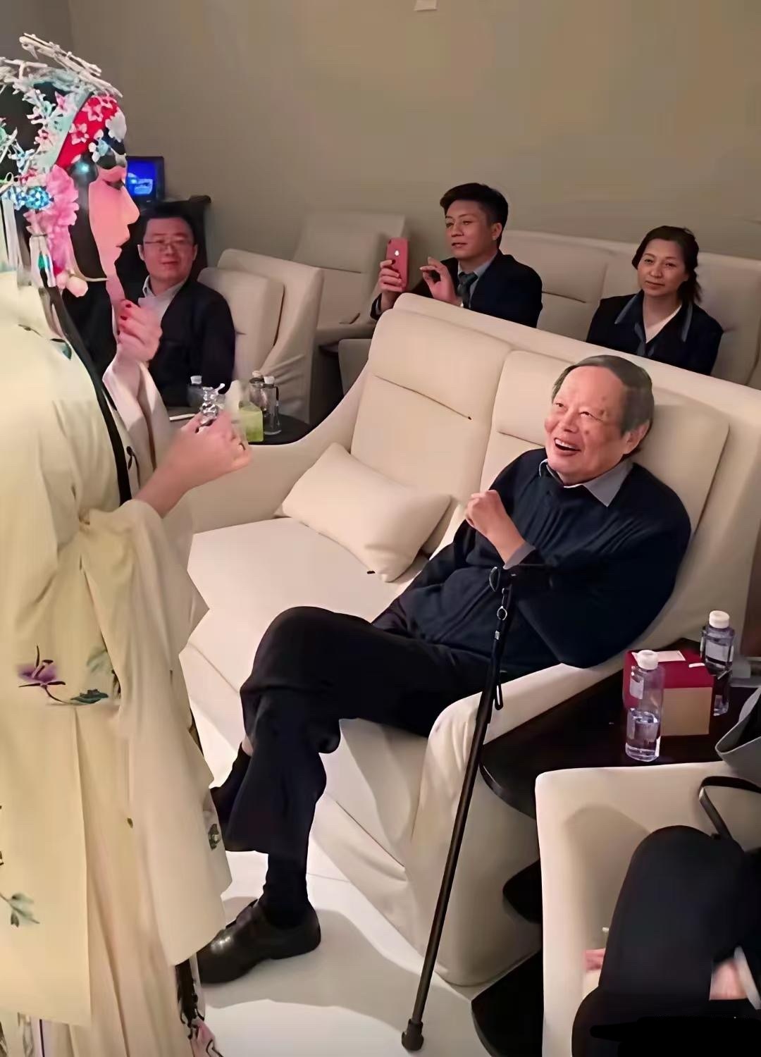 他不仅给带她看更广阔的世界，他也给得了普通丈夫的情绪价值，先生去世前3个月，在翁
