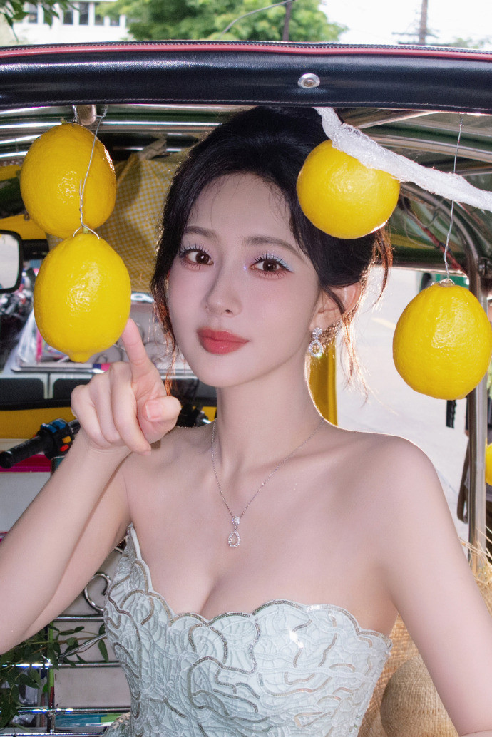 孟子义蓝粉色眼影孟子义人鱼姬眼妆人鱼姬氛围感眼妆氛围感封神，蓝粉色眼影层次丰富，