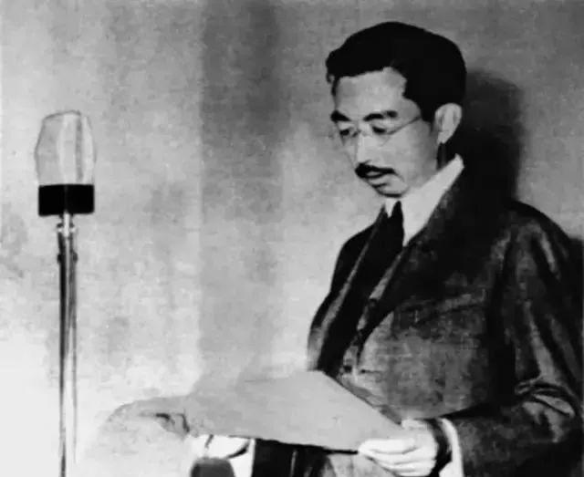 日本宣布投降是在1945年8月15日中午12点，为什么毛主席和蒋介石在这天早上就