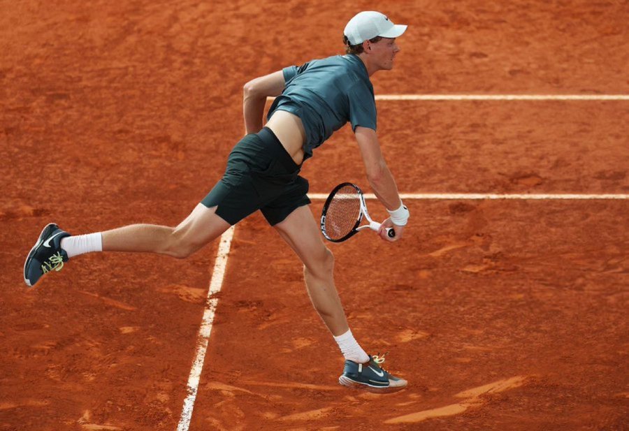 上条贴有球迷在评论区说，辛纳和霍达尔这是把红土当作硬地来打。ATP对啊，两人都