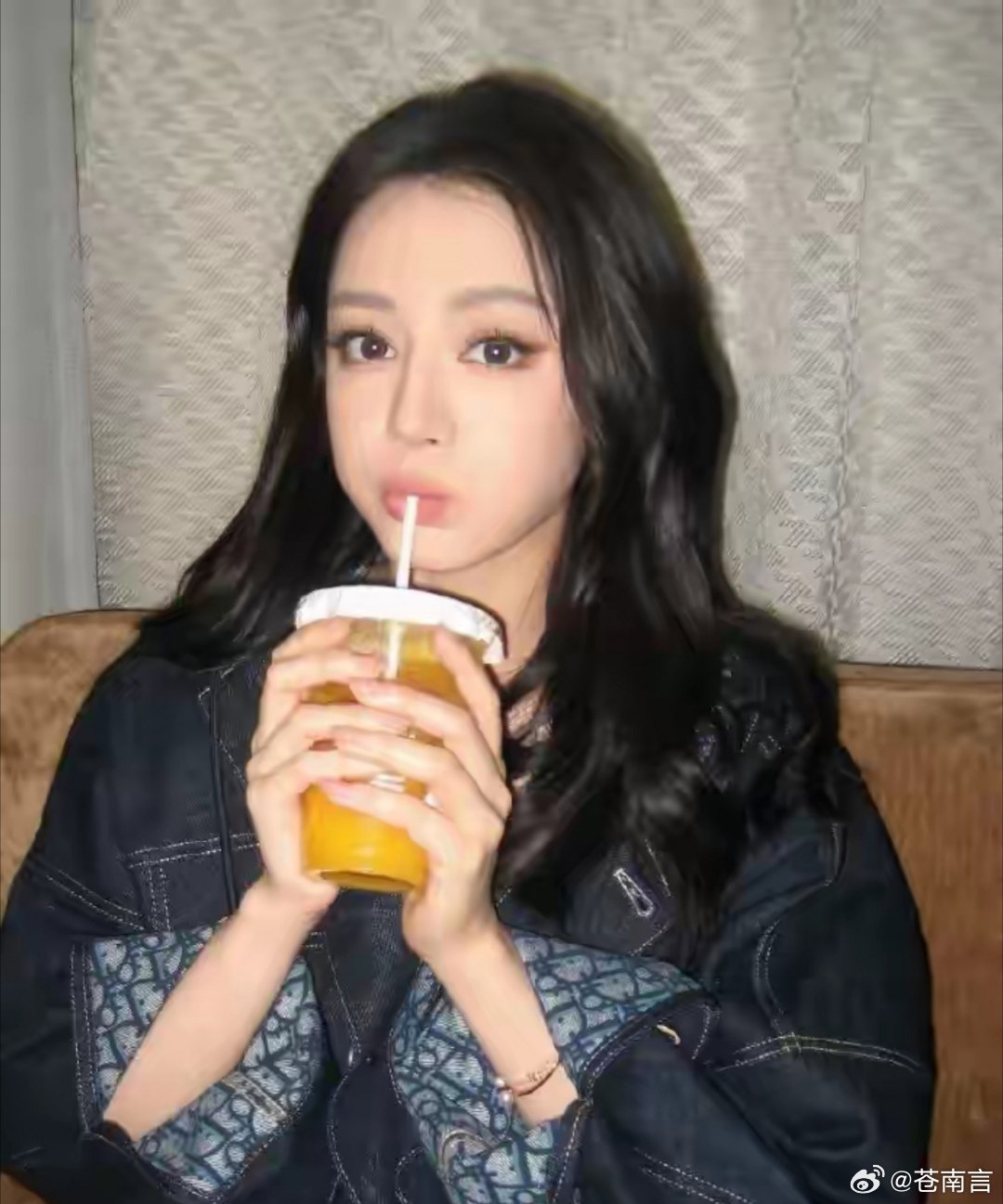 王亚飞给迪丽热巴化的美式白开水妆迪丽热巴为新剧《白日提灯》宣传直播，化妆师王亚飞