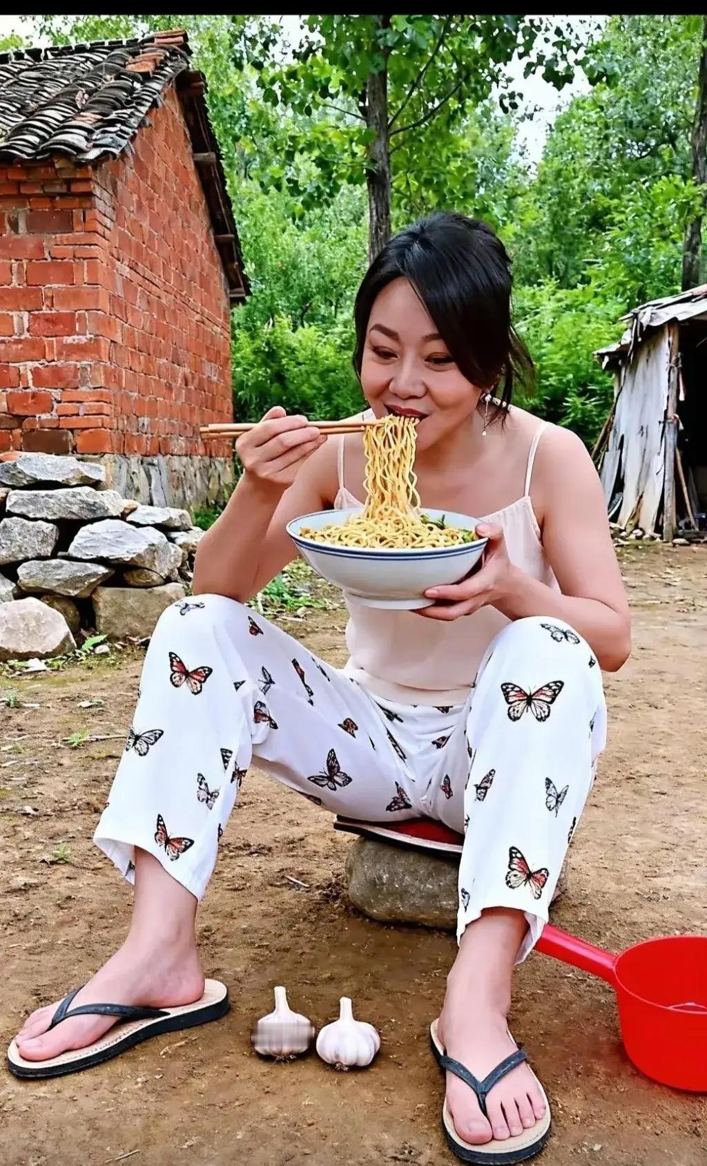 闫妮吃面的画面让陕西人看了极其舒适。据说脚边的两头大蒜，地上的水舀子是陕西人吃面