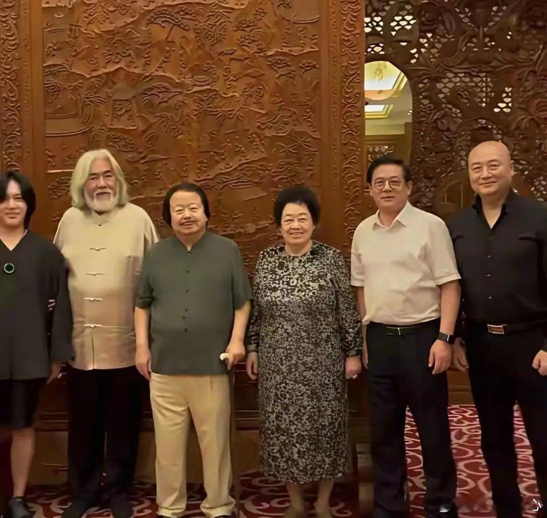 这张陈丽华的旧照火了！能认出所有人算你赢，我只认出了两个……