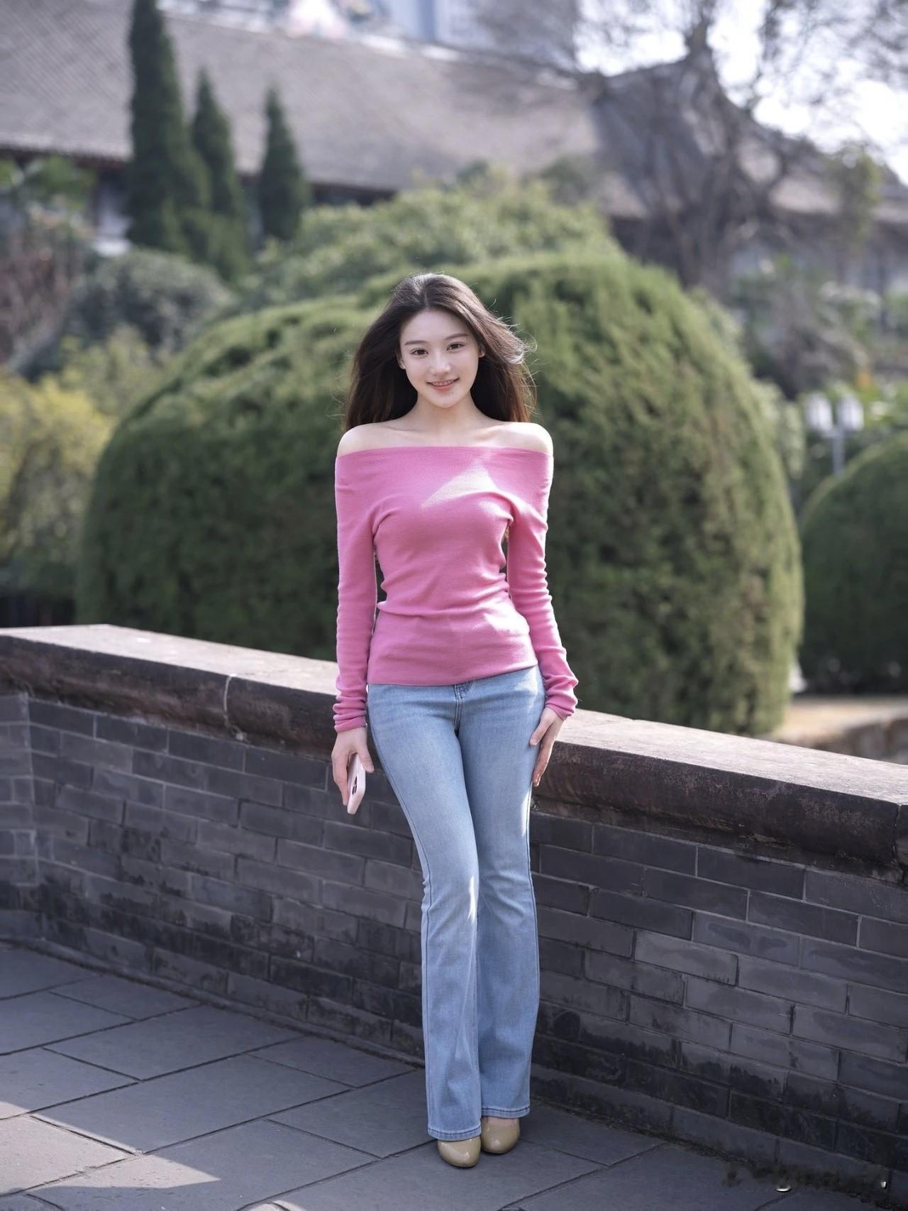 前两天和朋友去公园，我给她拍照，一开始总有点放不开，动作也僵。后来试了个特别简单