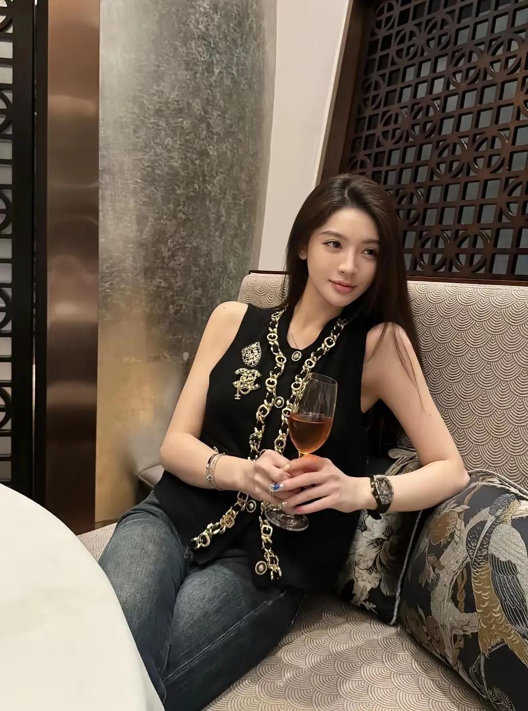这样的女人，不属于普通男生，人家一顿饭，抵得上普通人一个月工资。大家猜猜这样的