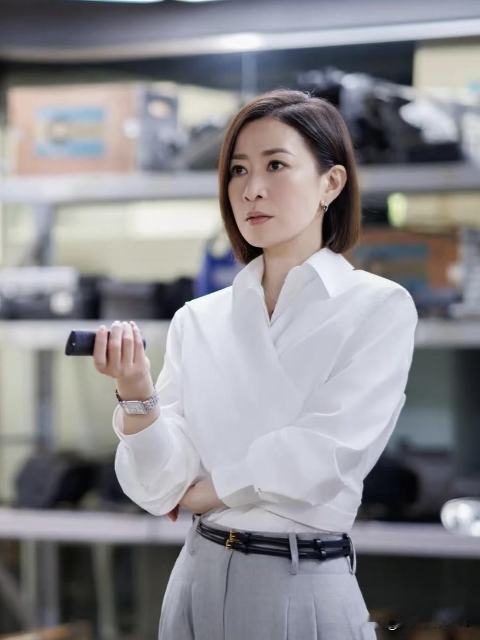 佘诗曼真的又美又有智慧，真正的美貌与智慧的港姐[玫瑰]非常欣赏佘诗曼的知性[左