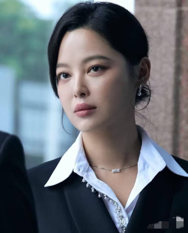 实锤了，辛芷蕾能成影后，不是靠潜规则、走后门，也不是靠天赋，而是靠她自己分