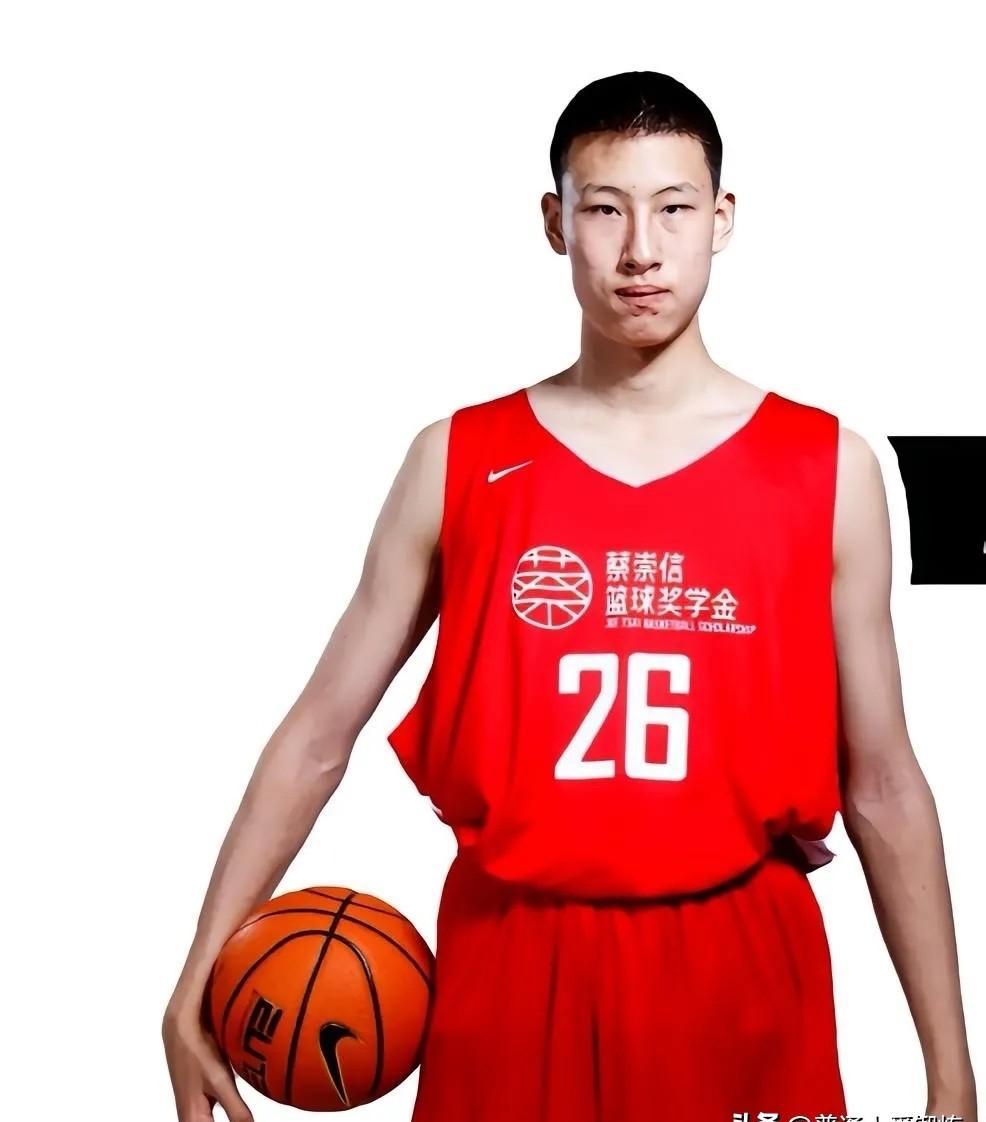 郇斯楠场均12.8分7.5篮板2.3盖帽，命中率58%，这数据直接锁死了NBA席