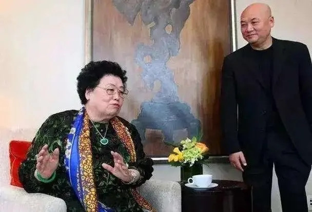 一次，迟重瑞因为太饿，没有等陈丽华到席就拿起筷子开吃。可没想到，他还没吃上两口，