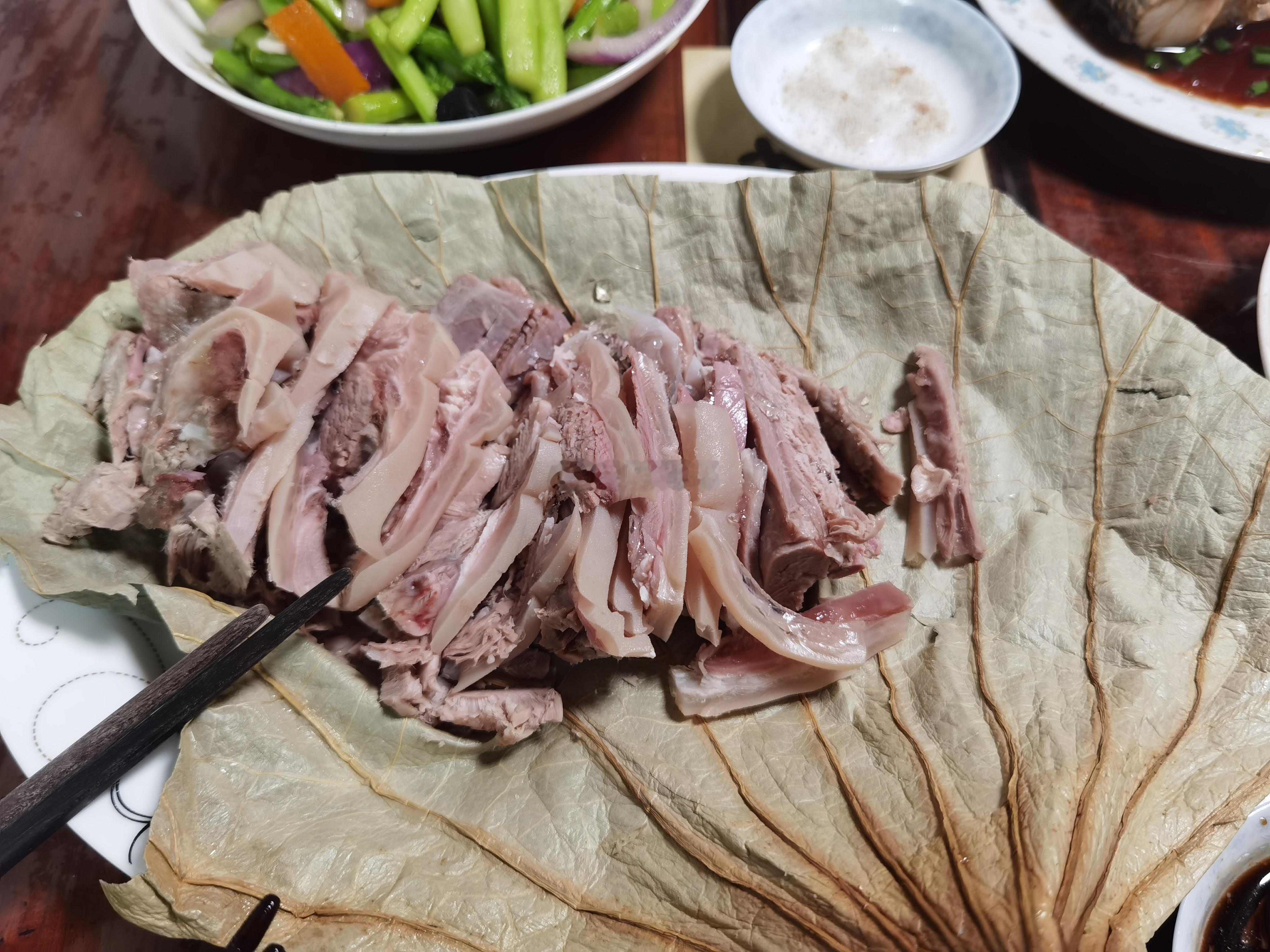 这是正宗的绍兴道墟蒸羊肉。用荷叶包裹，羊肉柔嫩，有一股荷叶的清香。店家都是凌晨两