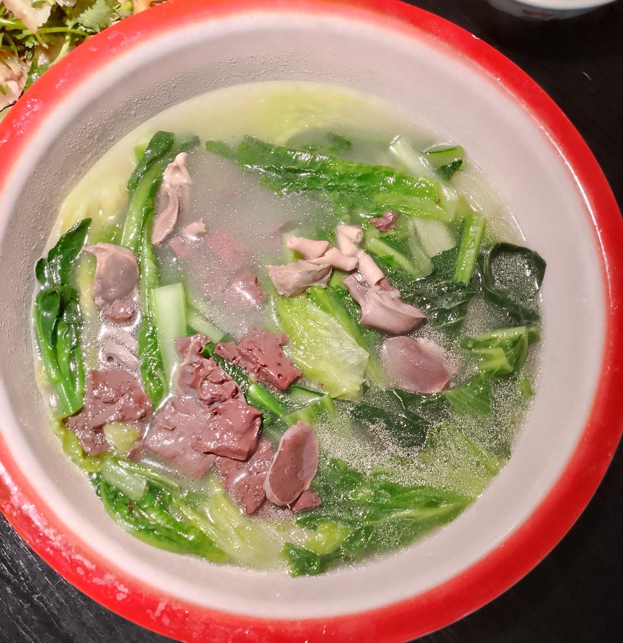 今天和一个旧同事去萝岗那边的农庄吃中午饭，两个人点了一个大盆菜和一碟切片猪手，看