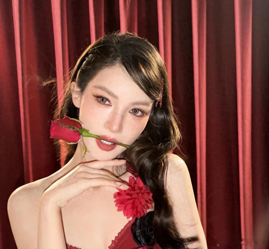 跨年夜最尴尬的三位女明星第一位：戚薇脸变形了，时间没安排到位，还没消肿就登台演出