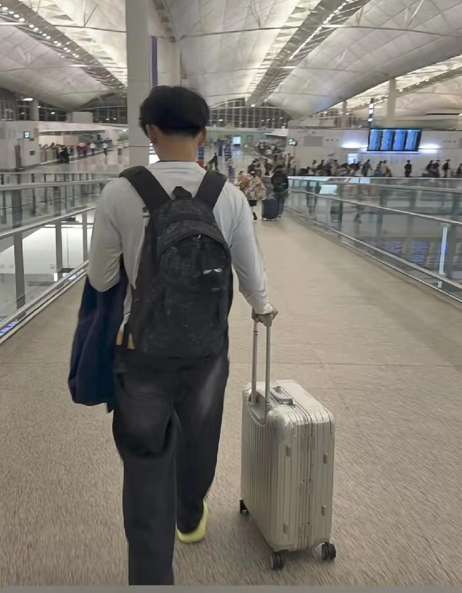 4月1日，张柏芝晒陪二儿子Quintus打排球的视频，Quintus长得好高，1