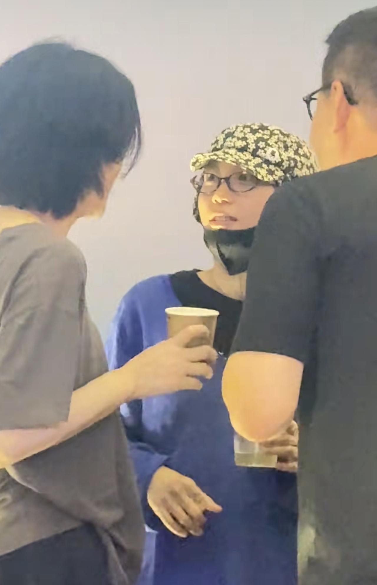 57岁王菲看完演唱会，在晚宴上带着窦靖童结识人脉，手中拿着啤酒来应酬，难得见到天