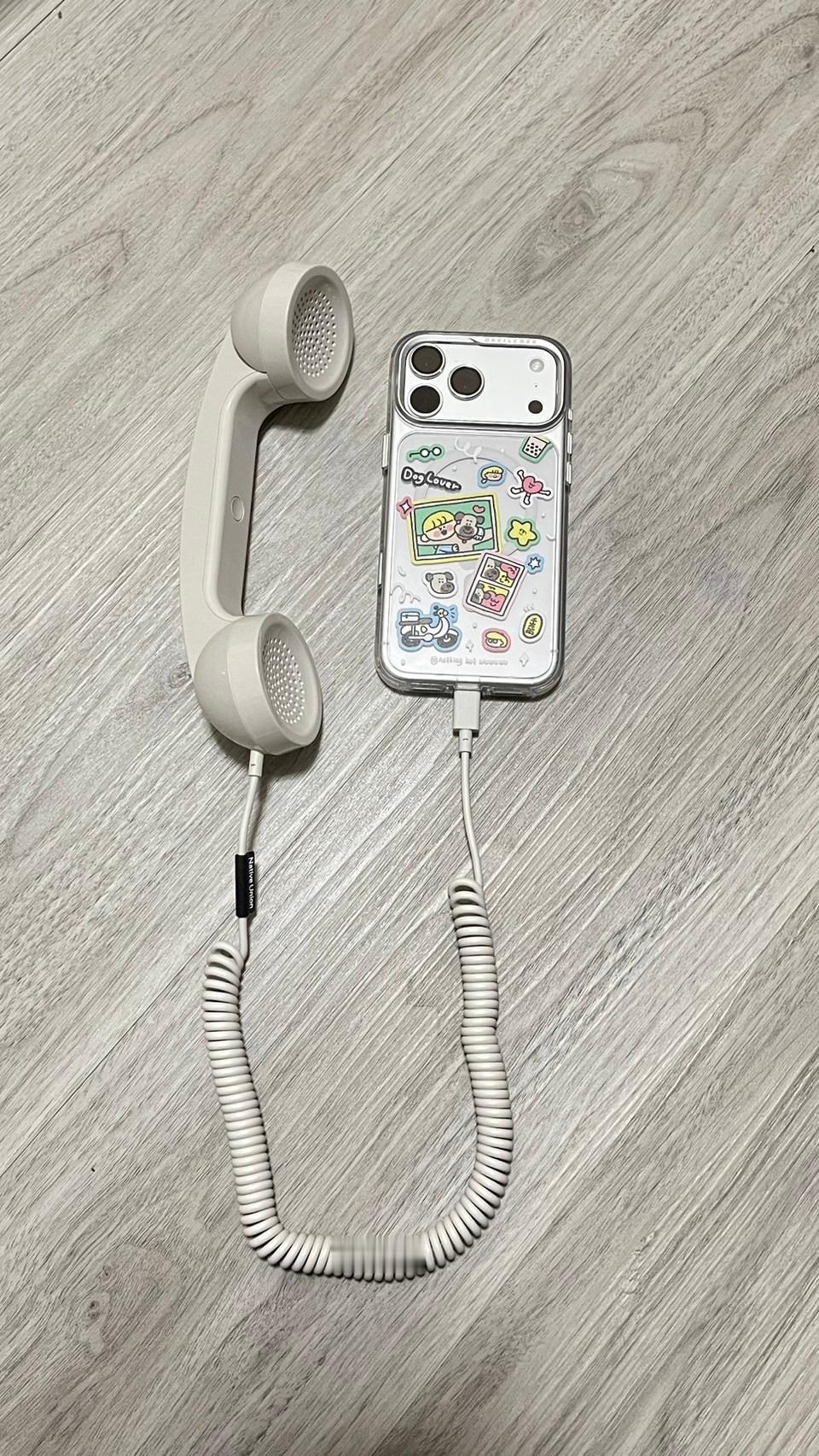 刷到网友收到的恶搞圣诞礼物🎁但我是真的很喜欢诶！用耳朵靠在肩膀上夹住接电话好复