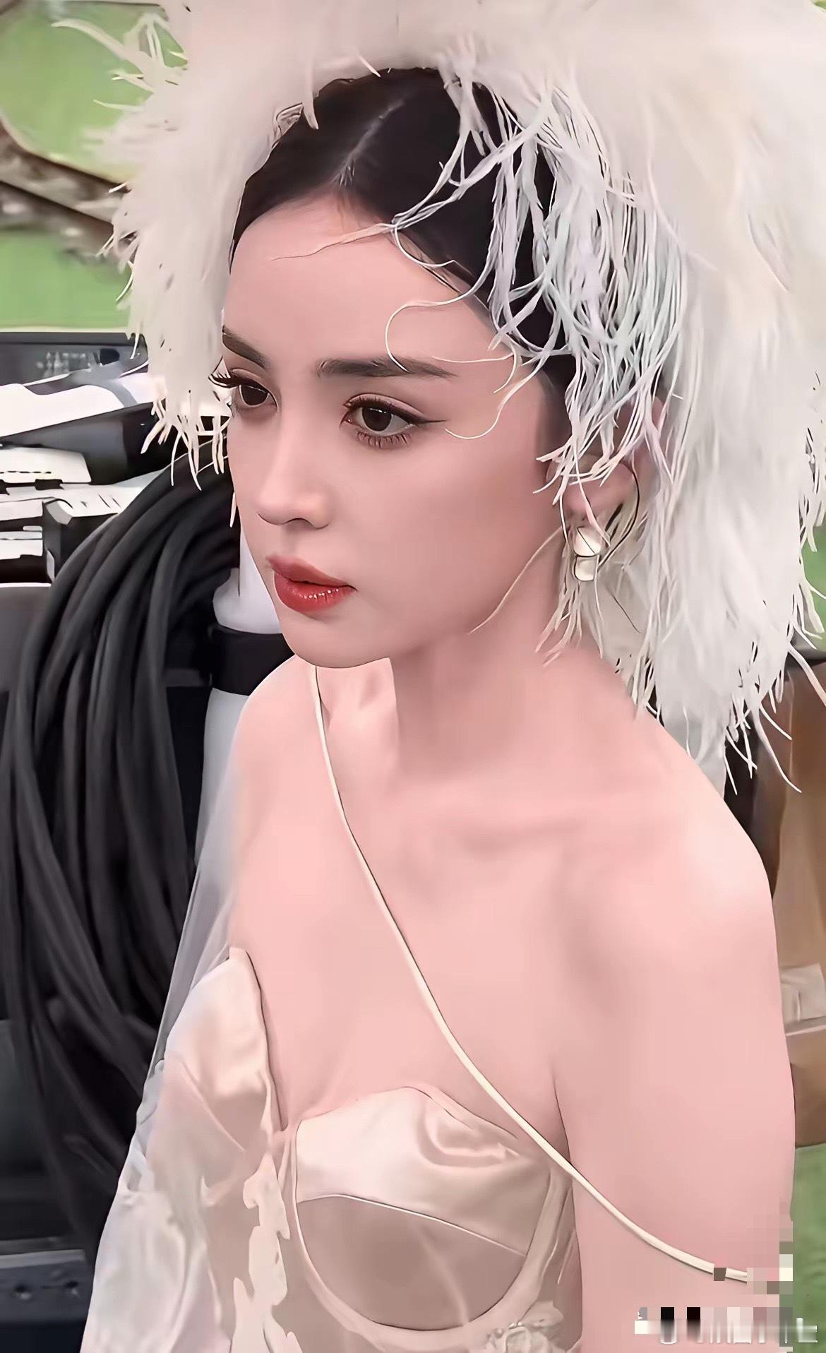 古力娜扎这个人完全经不起细究因为仔细一查你就会发现，她这个人的颜值真的太美太美了