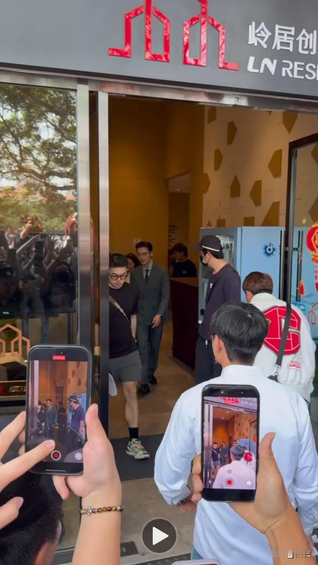 3月18号，广州街头有人偶遇陈伟霆，这状态也太绝了！当天他穿一身深灰西装