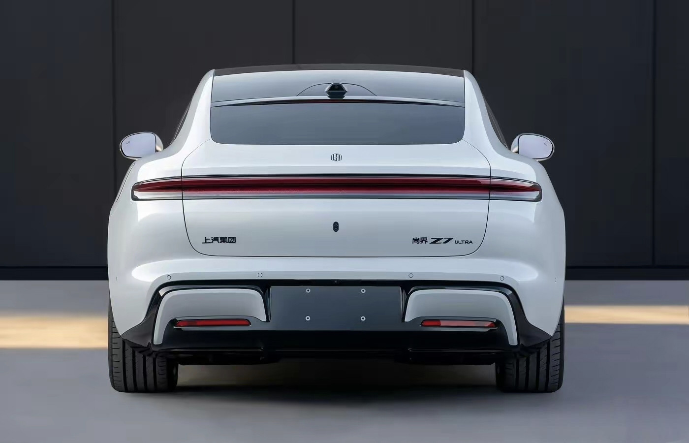 尚界Z7证件照来了，可以直观看出车身造型比小米SU7更低趴，更运动，车尾也更加简