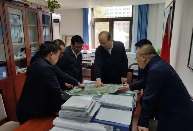 部级央企总部机关的高管都非常简朴低调，从这张办公室的照片就能看出。这是某部级央企