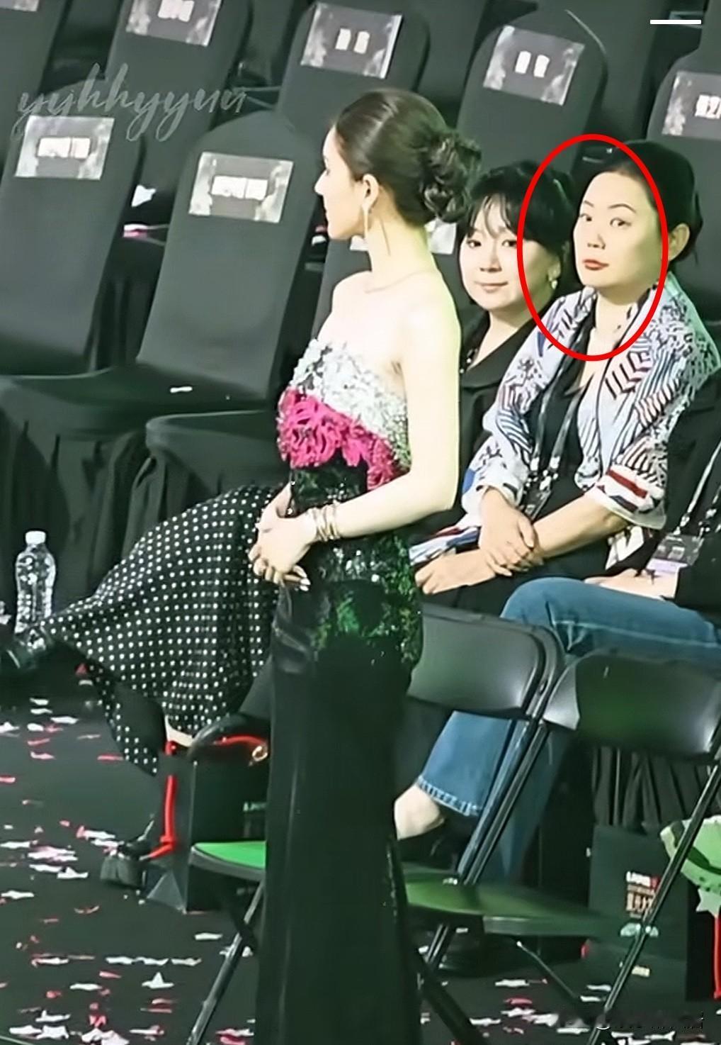 艾玛这是赤裸裸的嫉妒啊，你看赵露思压轴出场时一个不知名的女人看赵露思的眼神，写满