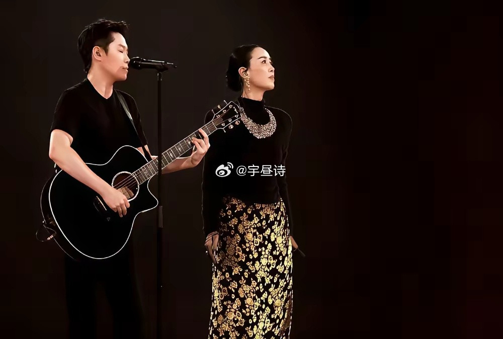 那英演唱会，梁博唱完一首扭头就走，几万人喊都喊不住。那英急了，在台上喊他回来。结果这哥们就撂下一句：