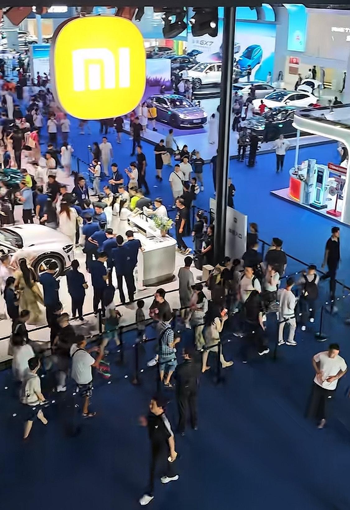 成都车展，小米汽车展位人流量超大。这与网络上的情形，形成鲜明的对比。大家都知道线