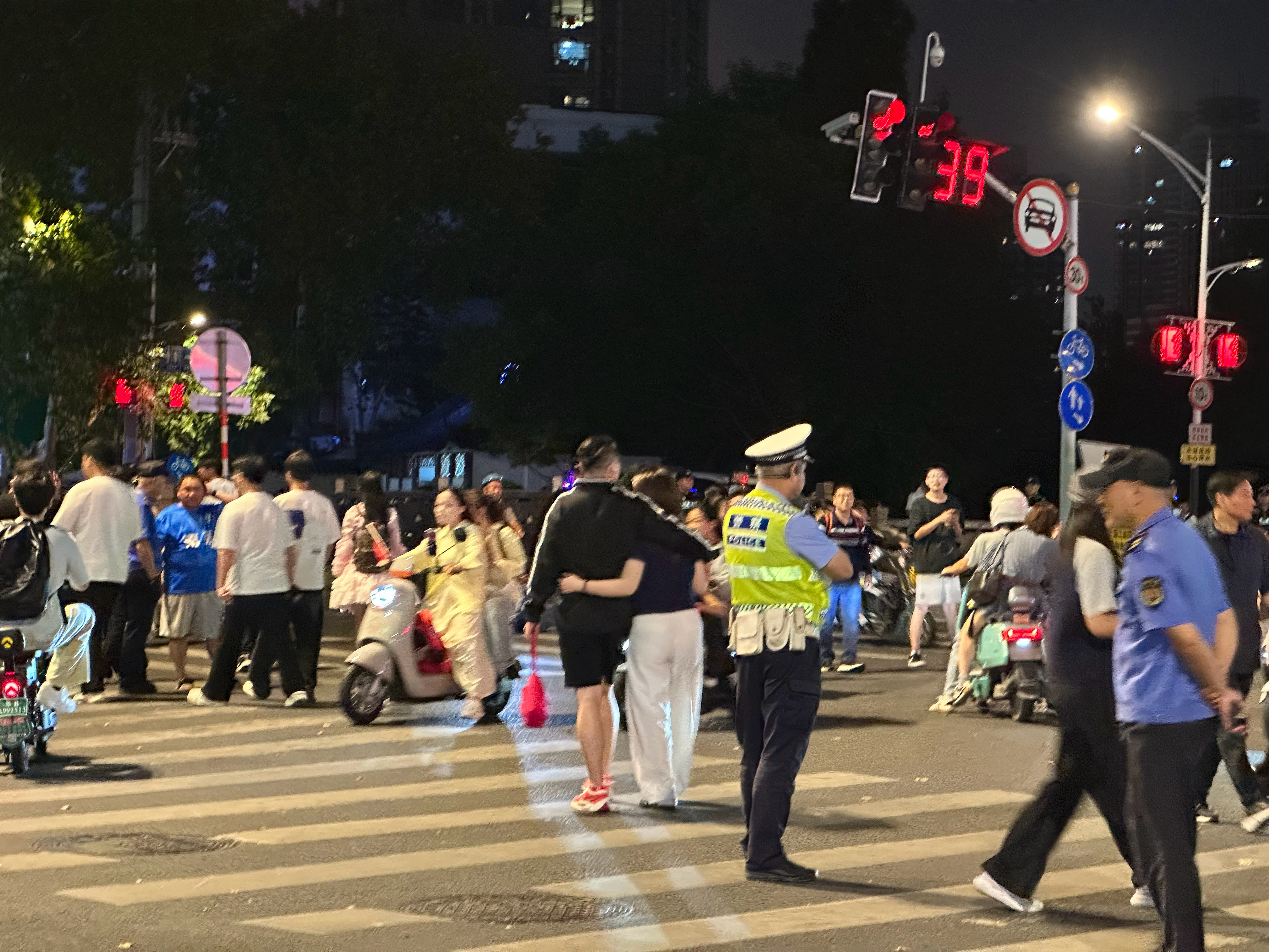 全是人人人人人，这个南京。想散步来着，看这盛况立刻掉头回家，点开了王者荣耀[兔子