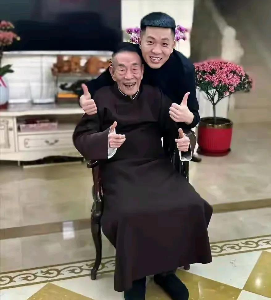 杨议助理小辉公开发声：杨家老三父女，欠我的必须还！杨议这事儿，这两天又有了新