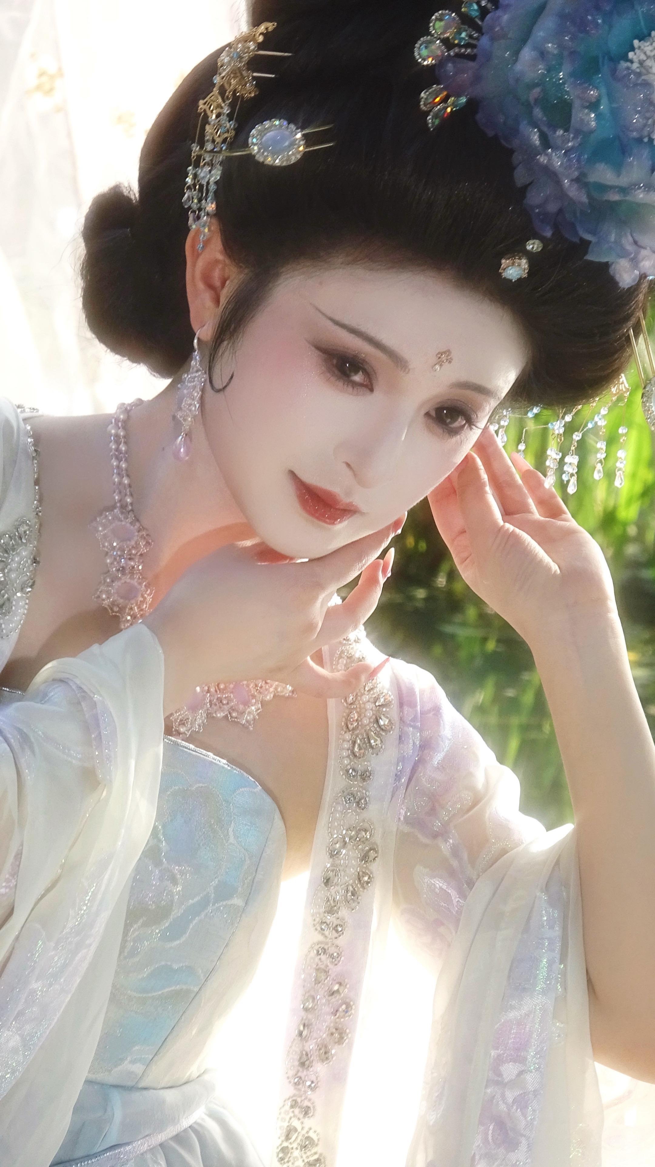名花国色。