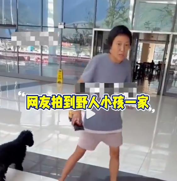 人面兽心！高学历父母搞“自然教育”？把娃养得像小狗一个3岁孩子在地