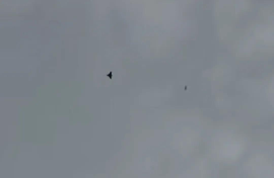 俄军对“天竺葵”系列无人机持续进行技术迭代，提高突防能力。最新的战场发现是“天竺