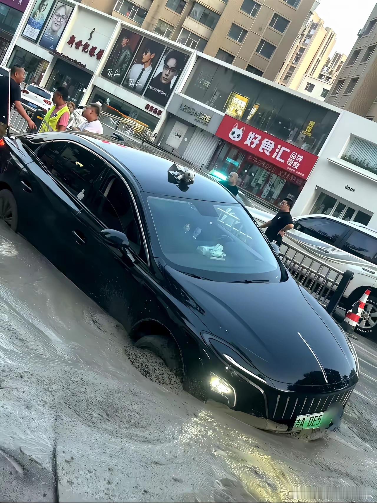 就在长春，路正铺着，这辆汽车突然就冲进来了。​​​